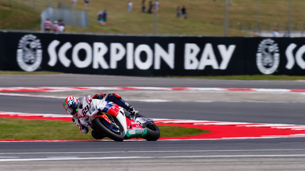 Nicky Hayden domina la acción del viernes SBK en Misano