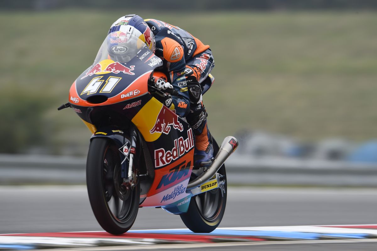 Brad Binder marca la pole de Moto3 en Brno, Migno 2º y Bastianini 3º