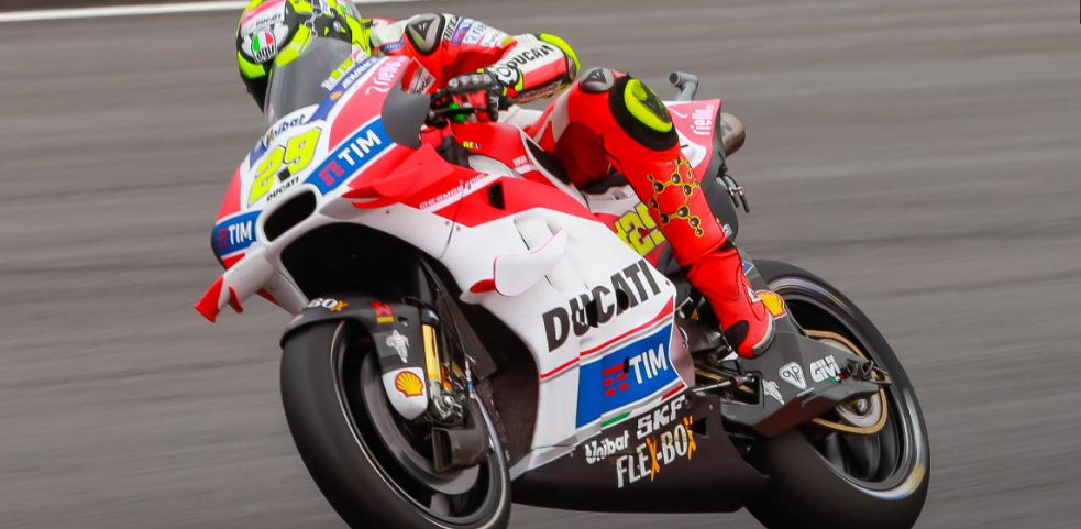 Andrea Iannone consigue la pole de MotoGP en Austria, Rossi 2º y Dovi 3º