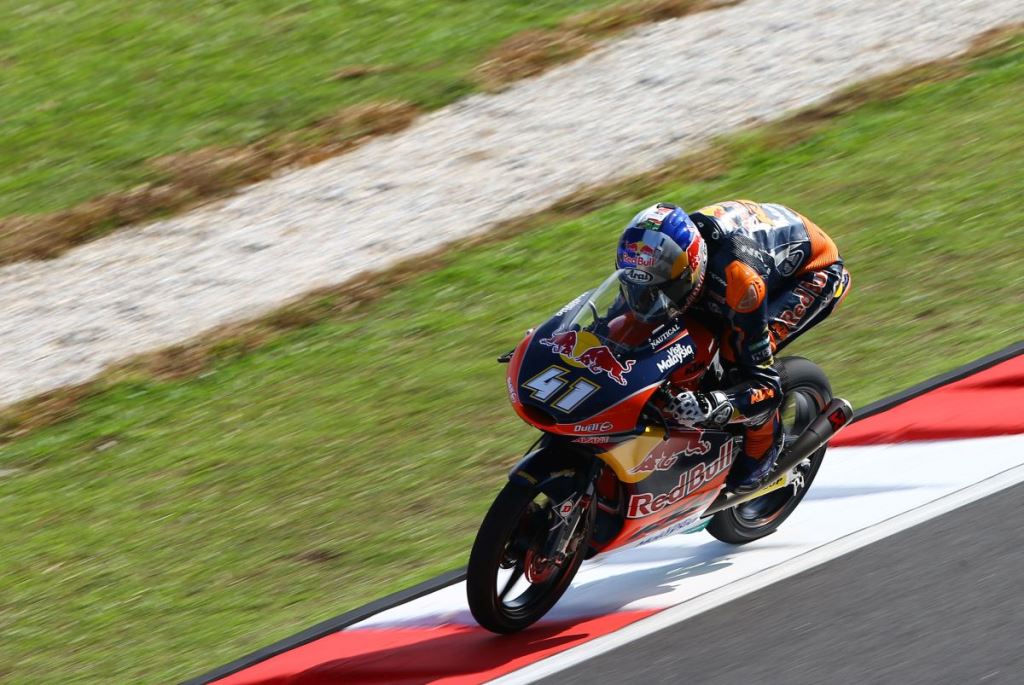 Brad Binder marca la pole de Moto3 en Sepang, Navarro 2º y Bagnaia 3º