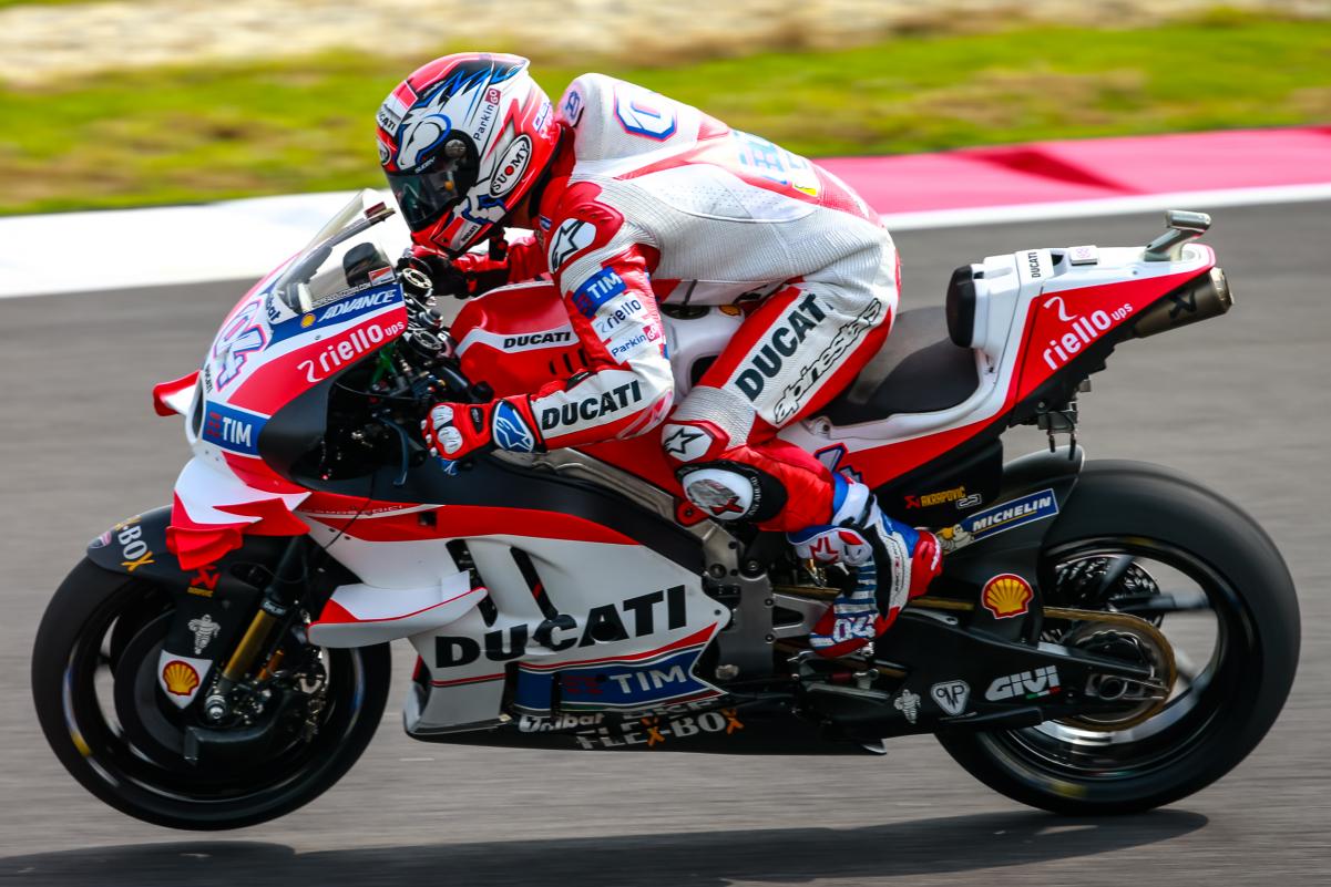 Andrea Dovizioso triunfa en la carrera de MotoGP en Sepang, Rossi 2º y Lorenzo 3º