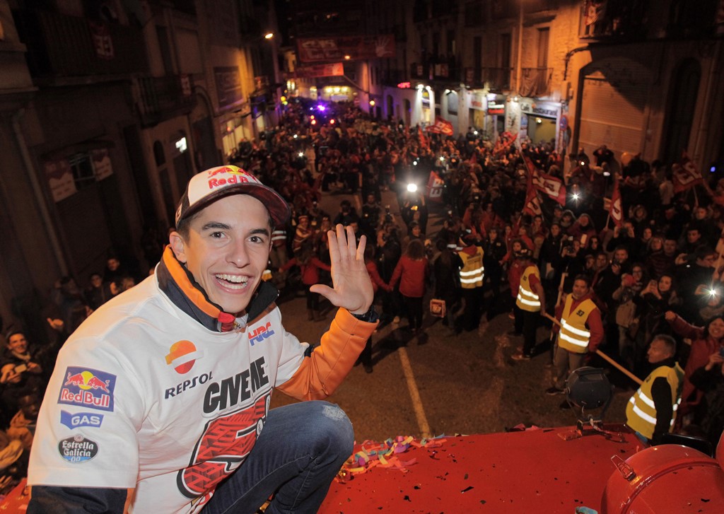 Marc Márquez celebra con su localidad natal, Cervera, su Giveme5