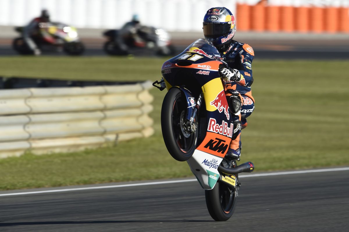 Brad Binder gana la carrera de Moto3 en Valencia, Mir 2º y rookie del año