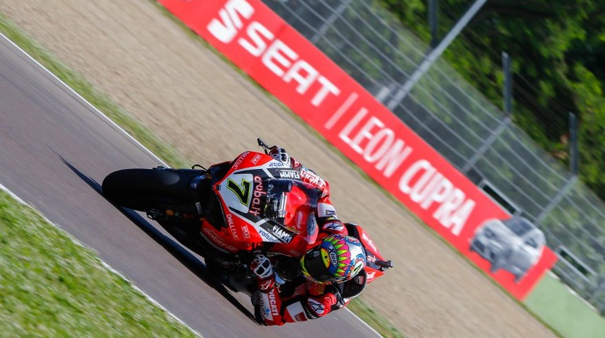 Chaz Davies gana la carrera 1 de SBK en Imola, Rea 2º y Melandri 3º