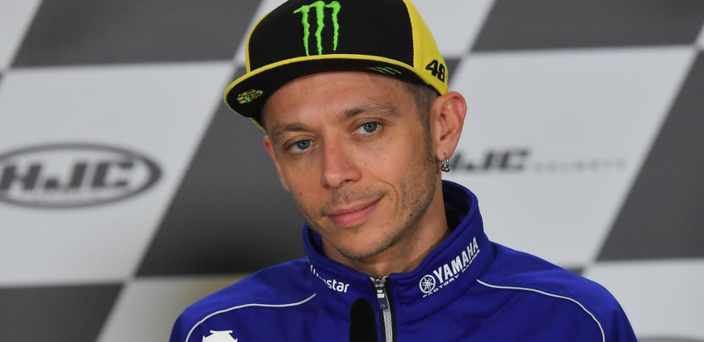 Valentino Rossi sigue la recuperación en su casa