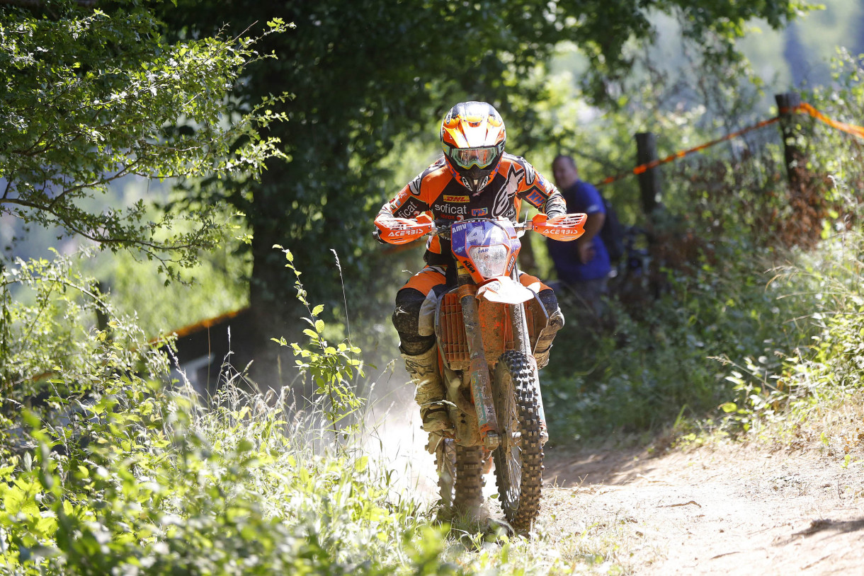 Laia Sanz gana la segunda carrera del Mundial de Enduro 2017 en Hungría