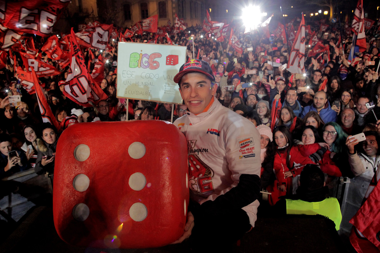 Marc Márquez celebra con su gente y amigos el título MotoGP 2017