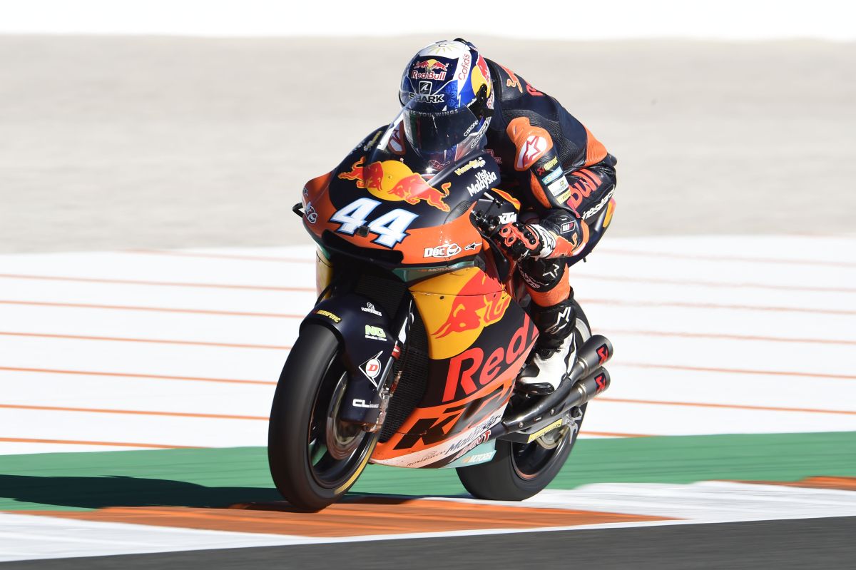 Miguel Oliveira triunfa en la carrera de Moto2 en Valencia, Morbidelli 2º y Binder 3º