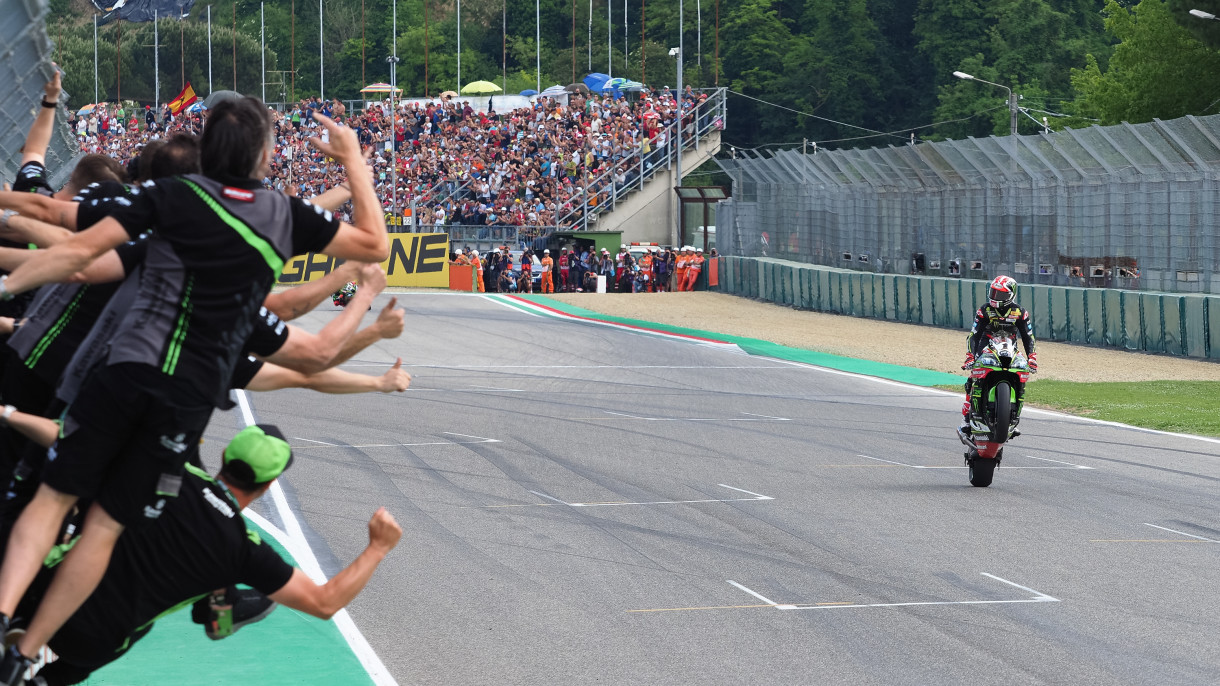 Jonathan Rea marca doblete en la cita SBK Imola, Davies 2º y Sykes 3º, Forés 4º y Torres 5º