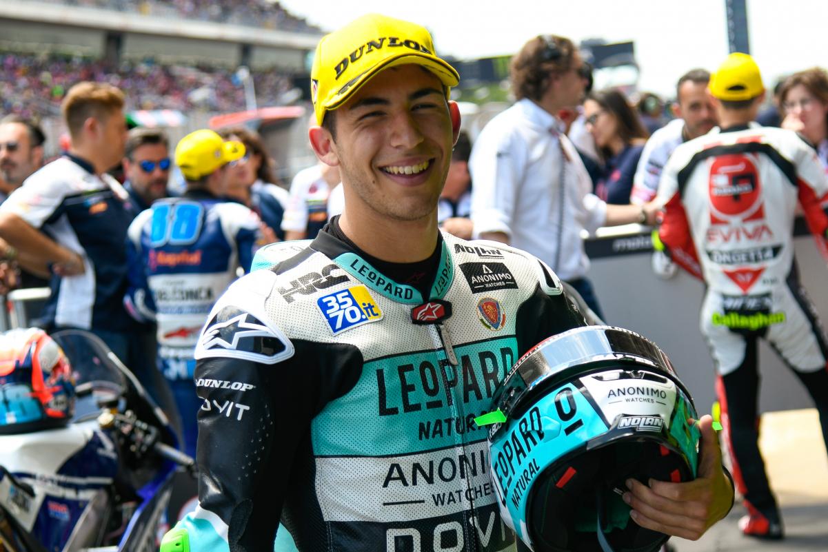 Enea Bastianini gana la carrera Moto3 en el Circuito de Barcelona-Catalunya, con muchas caídas en cabeza