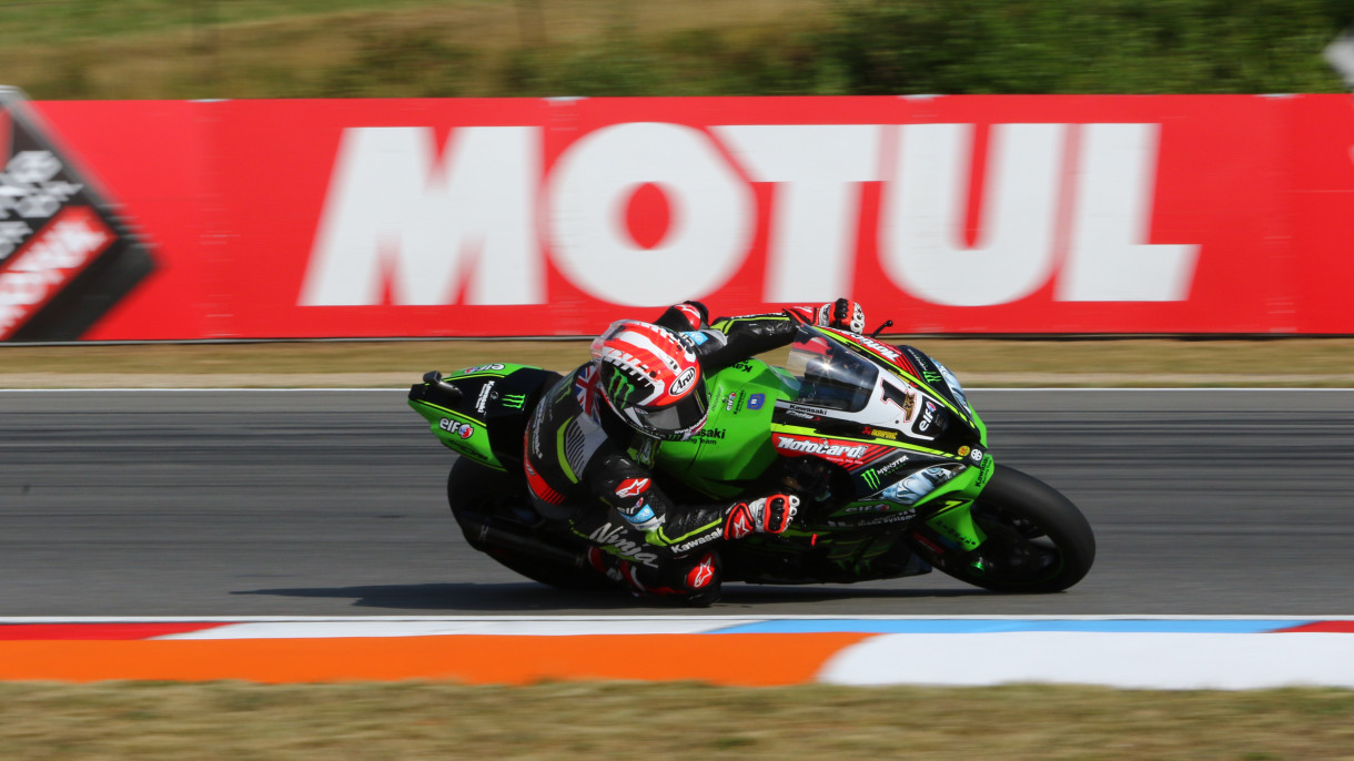 Jonathan Rea domina desde el inicio la carrera 1 de SBK en Brno, Melandri 2º y Sykes 3º