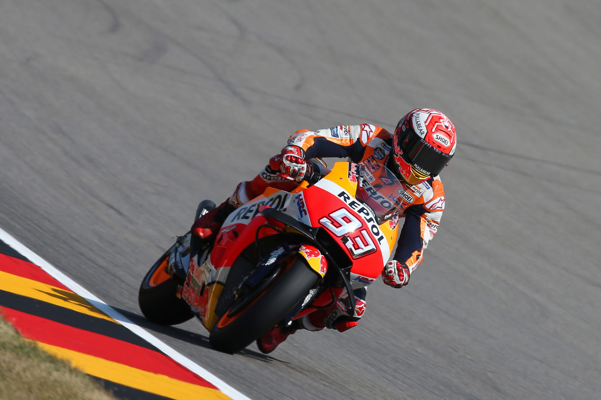 Marc Márquez consigue la pole position de MotoGP en Sachsenring, Petrucci 2º y Lorenzo 3º