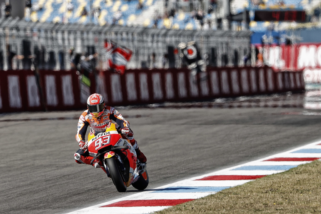 Marc Márquez triunfa en una carrera muy emocionante de MotoGP en Assen, Rins 2º y Viñales 3º