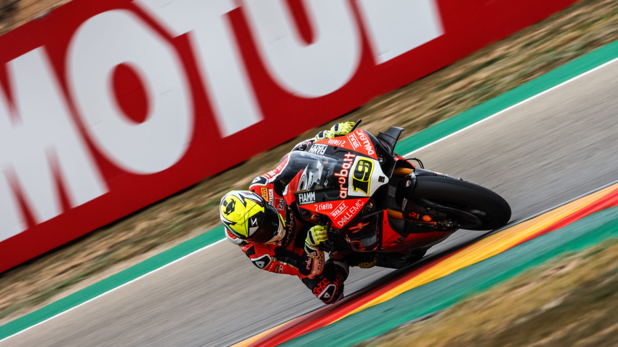 Álvaro Bautista domina la carrera de Superbikes 1 en Motorland Aragón