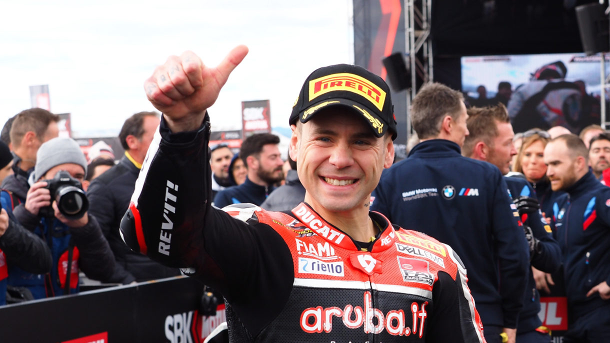 Álvaro Bautista sin rivales, triunfa en la carrera 2 SBK en Motorland Aragón