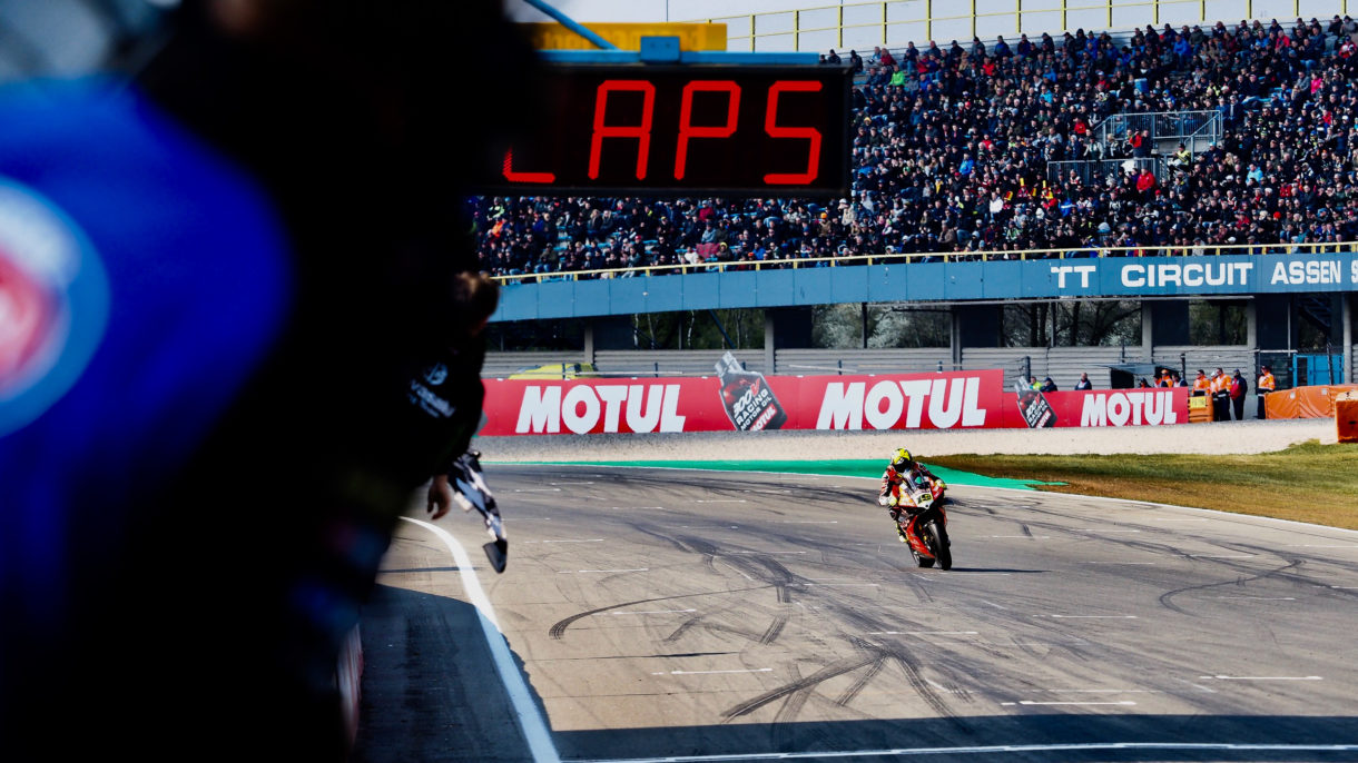 Álvaro Bautista triunfa en la carrera 2 del Mundial Superbike en Assen, Van der Mark 2º y Rea 3º