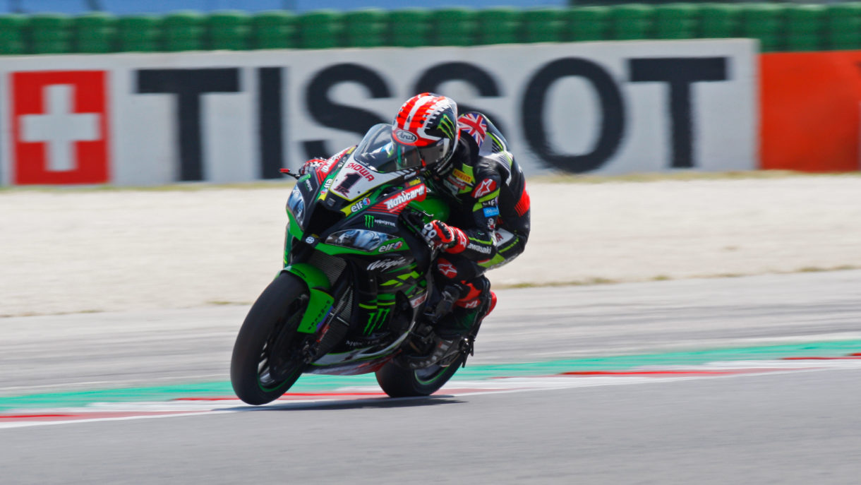 Jonathan Rea gana la carrera 1 de SBK en Misano, con la lluvia siendo protagonista