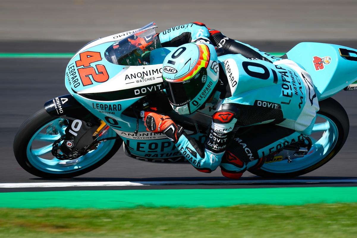 Marcos Ramírez triunfa en la carrera de Moto3 en Silverstone, Arbolino 2º y Dalla Porta 3º