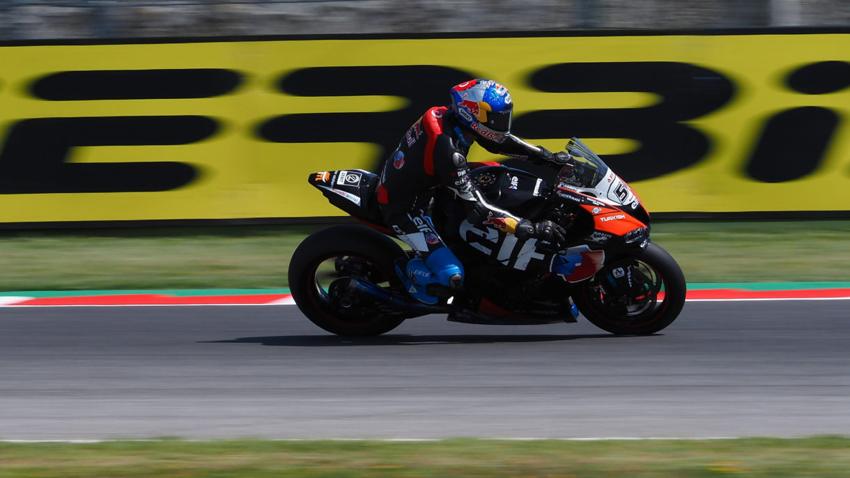 Toprak Razgatlioglu triunfa en una carrera increíble de Superbikes en Magny-Cours