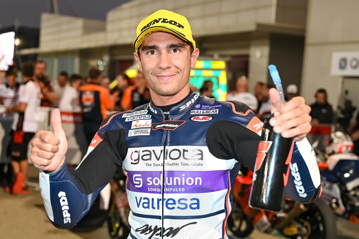 Albert Arenas triunfa en la cita del Mundial Moto3 en Qatar