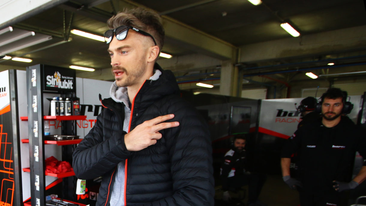 Leon Camier sigue recuperándose de su lesión en el hombro