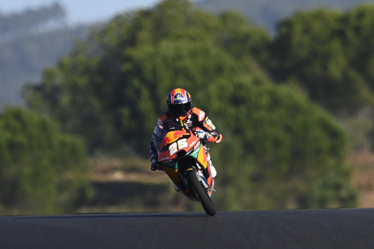 Raúl Fernández marca la pole del Mundial de Moto3 en Portimao, Alcoba 2º y Sasaki 3º