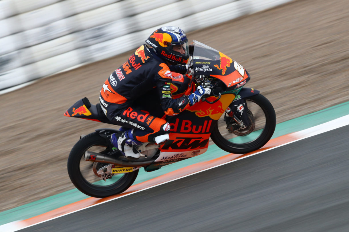 Raúl Fernández gana la carrera de Moto3 del GP Europa en Valencia, Sergio García 2º y Ai Ogura 3º