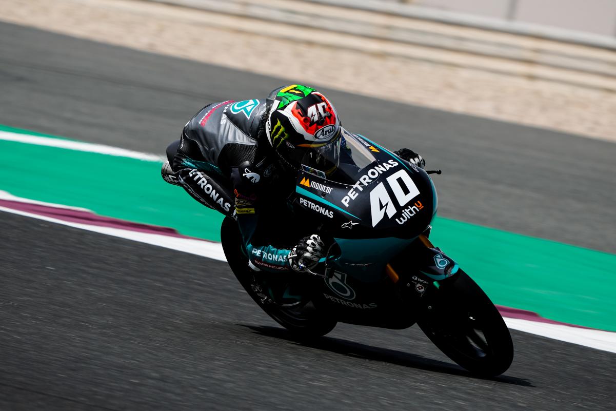 Darryn Binder consigue la pole position del Mundial de Moto3 en Qatar, Guevara 2º y Mcphee 3º