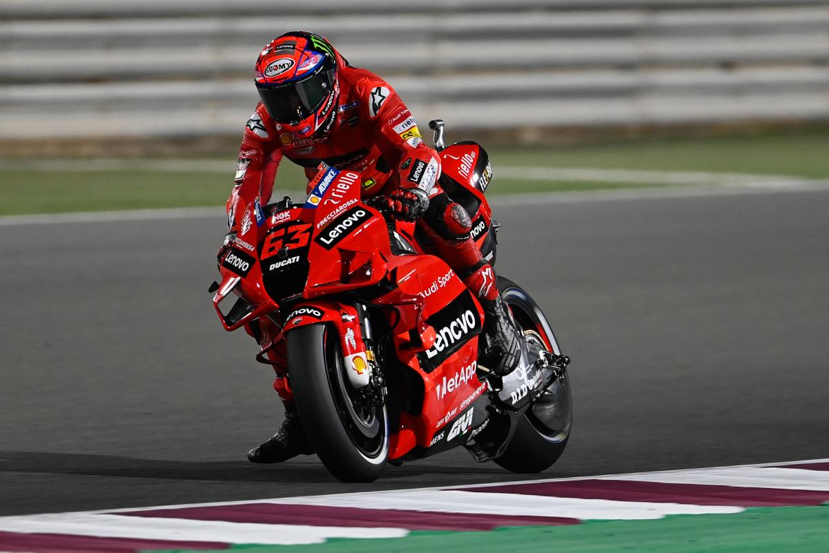 Pecco Bagnaia vuela en el Circuito de Qatar y marca la pole position de MotoGP