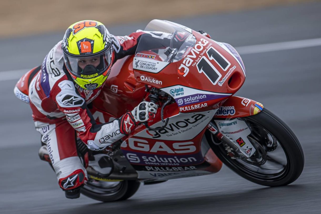 Sergio García gana una carrera complicada del Mundial de Moto3 en Francia