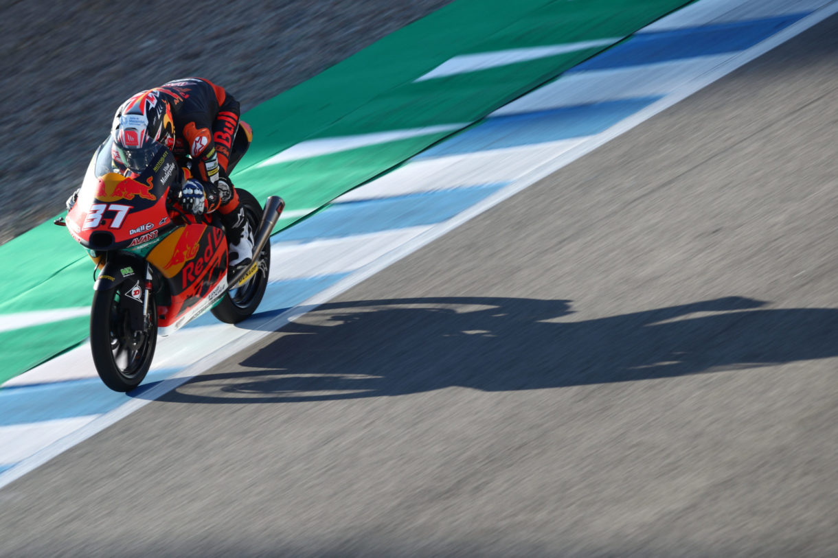 Pedro Acosta maravilla y gana la carrera de Moto3 en Jerez, Fenati 2º y 3º Alcoba