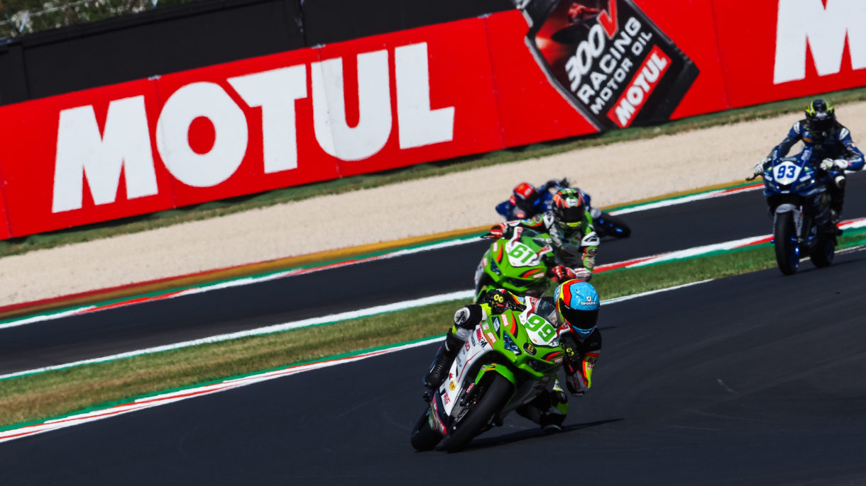 Adrián Huertas gana la carrera 1 de Supersport300 en Misano