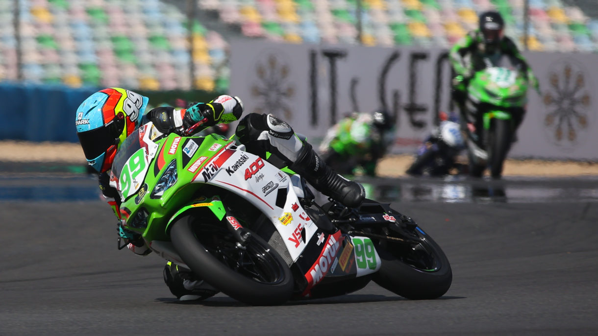 Adrián Huertas gana la carrera 1 de Supersport 300 en Magny-Cours