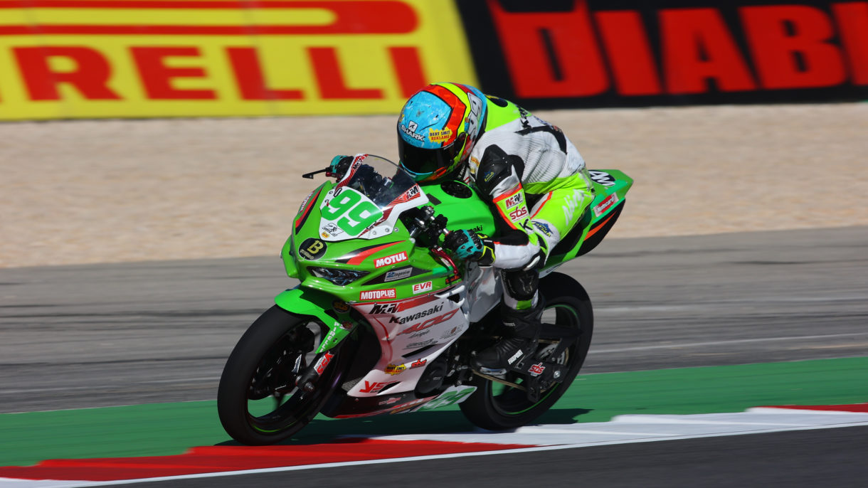 Adrián Huertas gana a lo Campeón la carrera 2 de Supersport 300 en Portimao