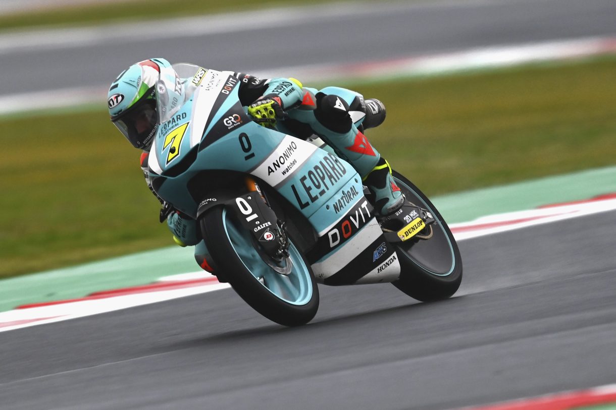 Dennis Foggia gana la carrera del Mundial de Moto3 en Misano, Masia 2º y Acosta 3º