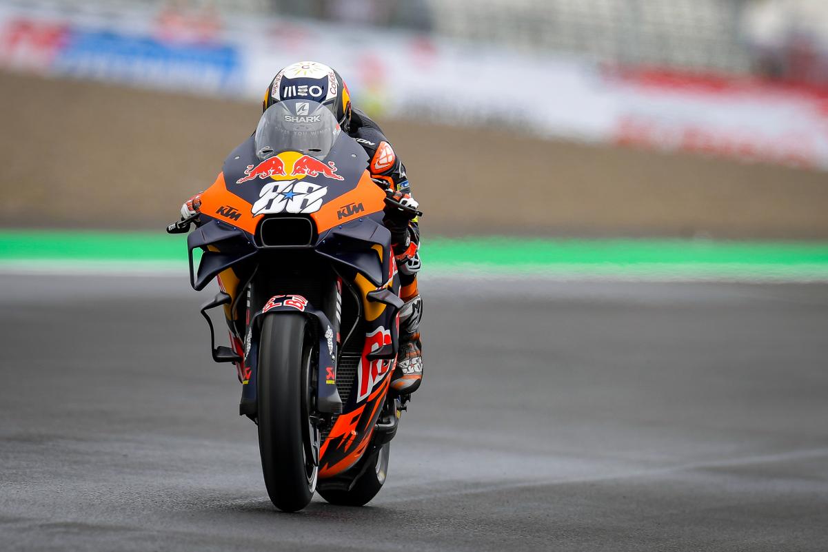 Miguel Oliveira gana la complicada carrera de MotoGP en Indonesia, Quartararo 2º y Zarco 3º