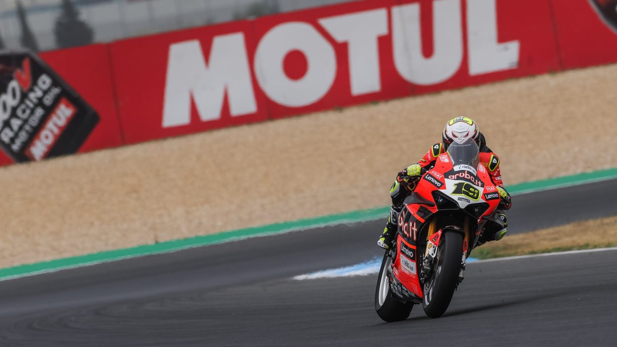 Álvaro Bautista gana la carrera 1 del Mundial de Superbike en Estoril, Razgatlioglu 2º y Rea 3º