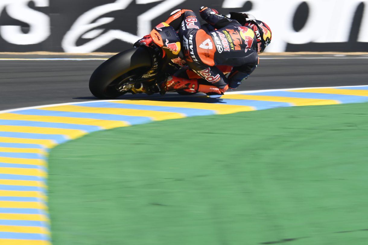 Augusto Fernández triunfa en la carrera de Moto2 en Francia, Canet 2º y Chantra 3º