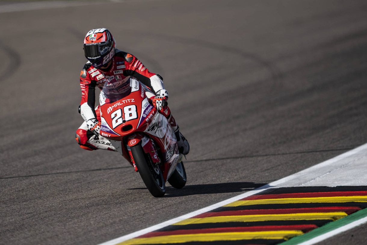 Izán Guevara marca la pole position de Moto3 en Sachsenring