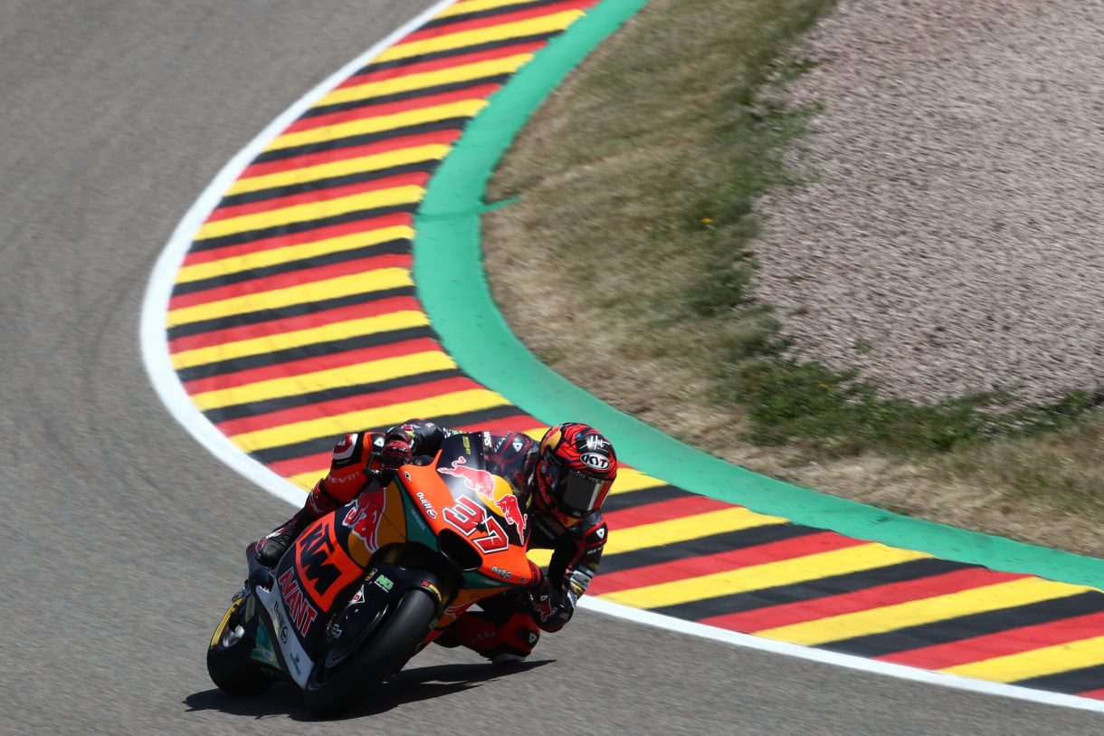 Augusto Fernández gana la carrera de Moto2 en Sachsenring, Acosta 2º y Lowes 3º