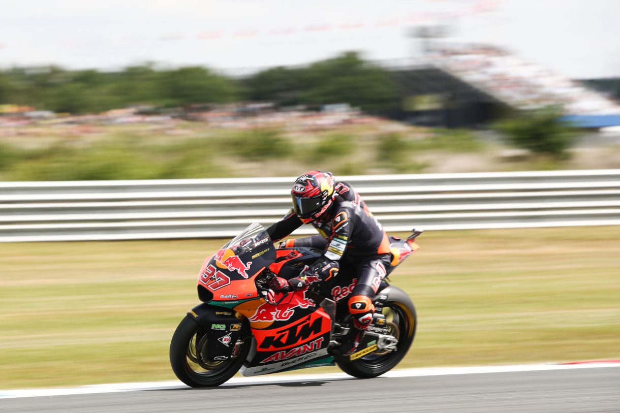 Augusto Fernández gana la carrera del Mundial de Moto2 en Assen, Ogura 2º y Dixon 3º