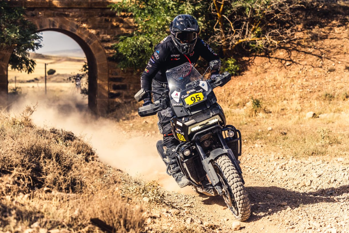 Joan Pedrero hace historia al terminar la Baja España Aragón 2022 con una Harley-Davidson Pan America 1.250