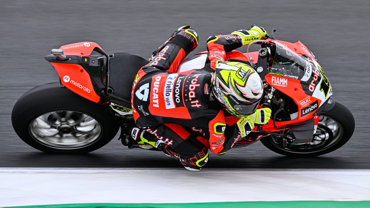 Álvaro Bautista gana la carrera 1 del Mundial de Superbike en Magny-Cours