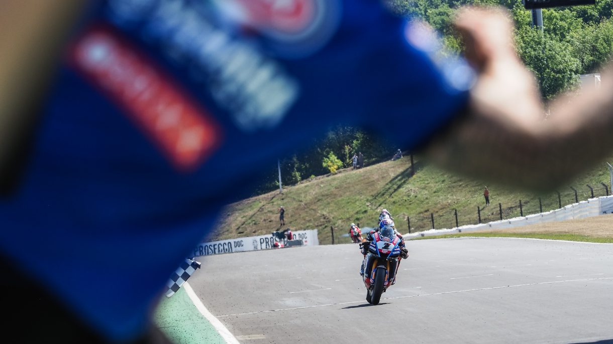 Toprak Razgatlioglu gana la carrera 2 de Superbike en Most, Bautista 2º y Rea 3º