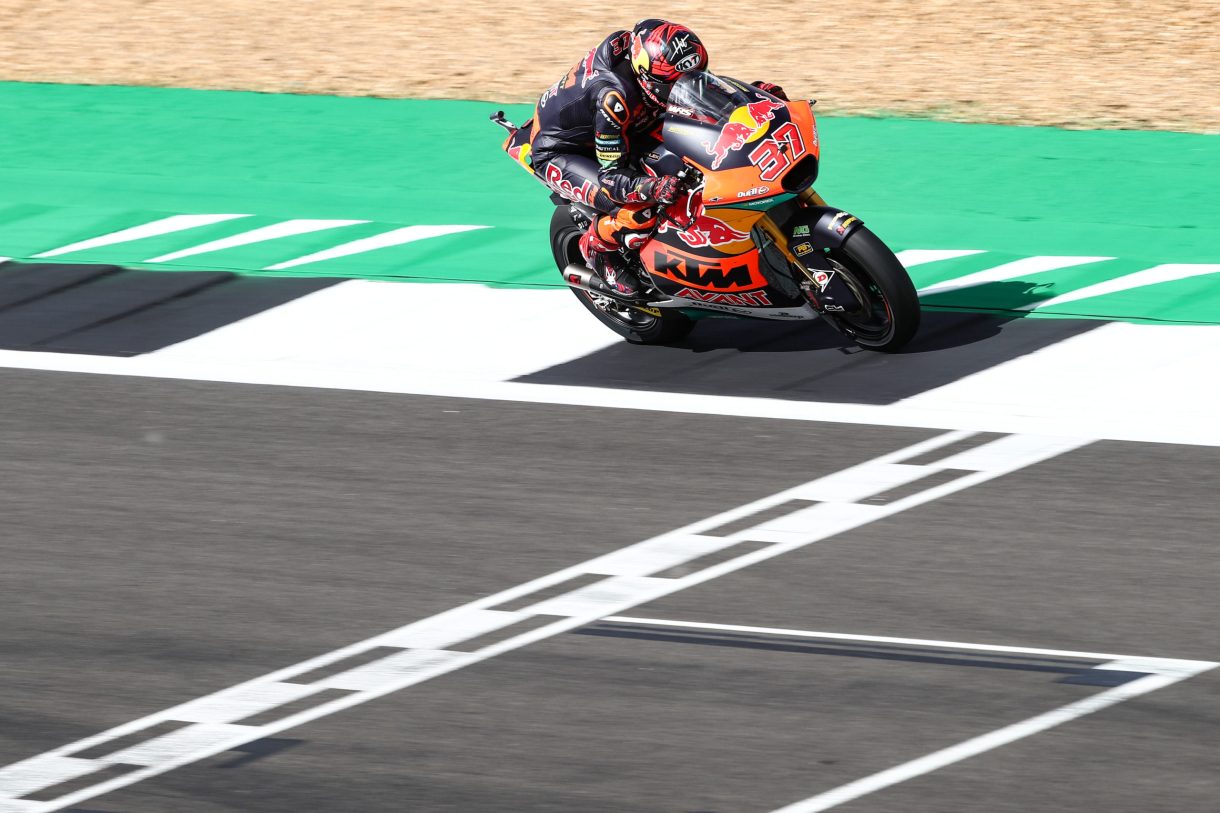 Augusto Fernández gana la carrera del Mundial de Moto2 en Silverstone, López 2º y Dixon 3º