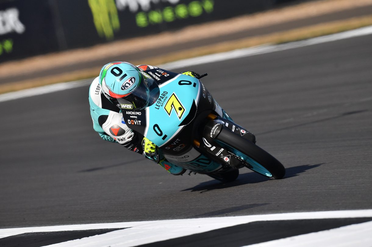 Dennis Foggia gana la carrera del Mundial de Moto3 en Silverstone, Masia 2º y Oncu 3º