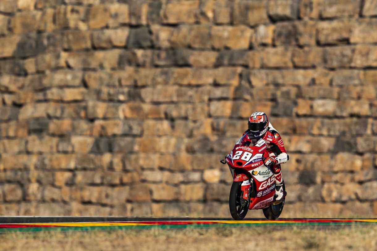 Izán Guevara gana la carrera del Mundial de Moto3 en Motorland Aragón, Sasaki 2º y Holgado 3º