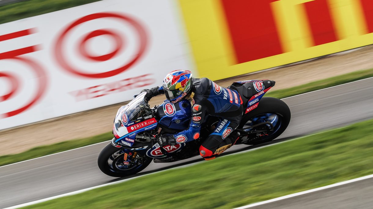 Toprak Razgatlioglu gana la carrera 2 de Superbike en Magny-Cours, Rinaldi 2º y Bassani 3º