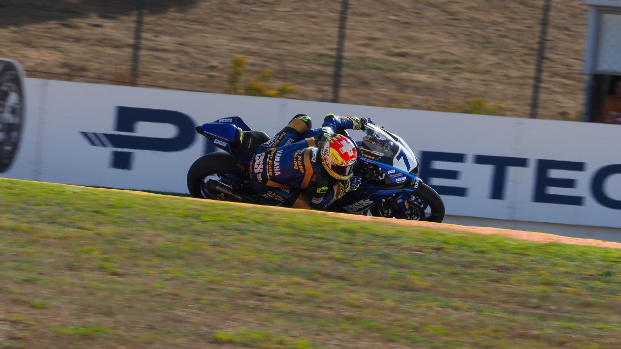 Dominique Aegerter gana la carrera 2 del Mundial de Supersport en Portimao, De Rosa 2º y Oncu 3º