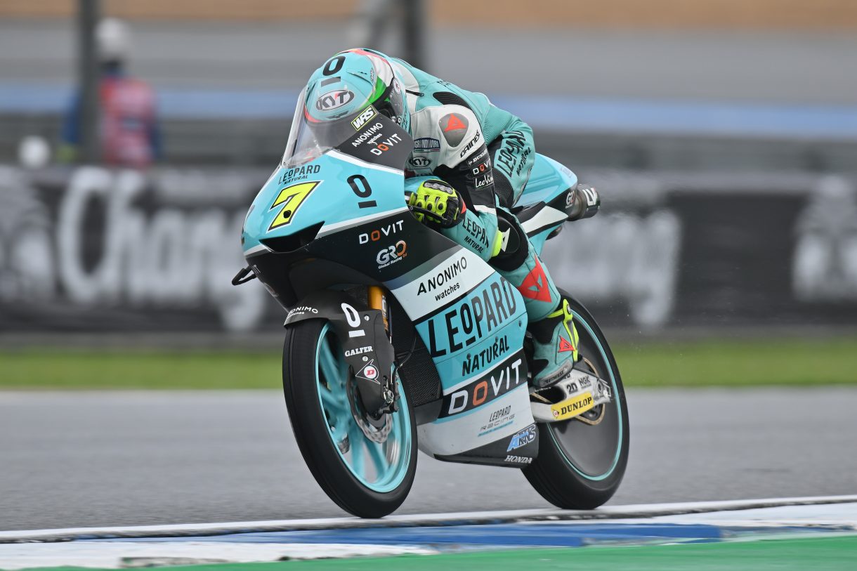 Dennis Foggia gana la carrera del Mundial de Moto3 en Tailandia, Sasaki 2º y Rossi 3º